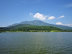 Sjön Reisenji-ko och berget Iizuna-yama