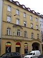 Landwehrstraße 20; Mietshaus, neubarock, 1895/96 von Alexander Bluhm als Teil der Schwanthaler-Passage, siehe Schwanthalerstraße 13. This is a picture of the Bavarian Baudenkmal (cultural heritage monument) with the ID D-1-62-000-3792 (Wikidata)