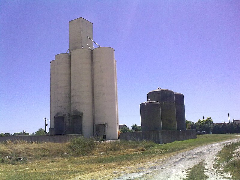 Fichier:Le réservoir devant le silo de Fresne - panoramio.jpg