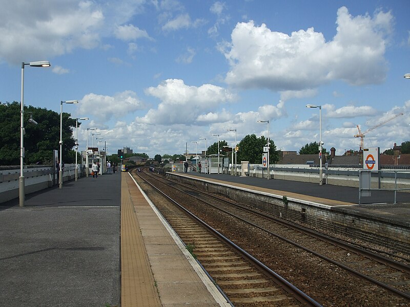 File:Leyton Midland Road stn look west 2012.JPG