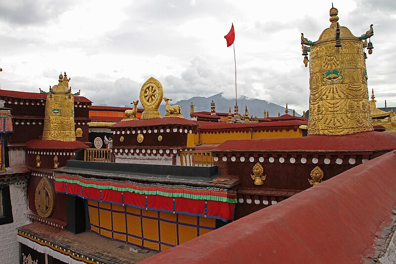 File:Lhasa-Jokhang-74-Dachterrasse-Klostersymbole-2014-gje.jpg