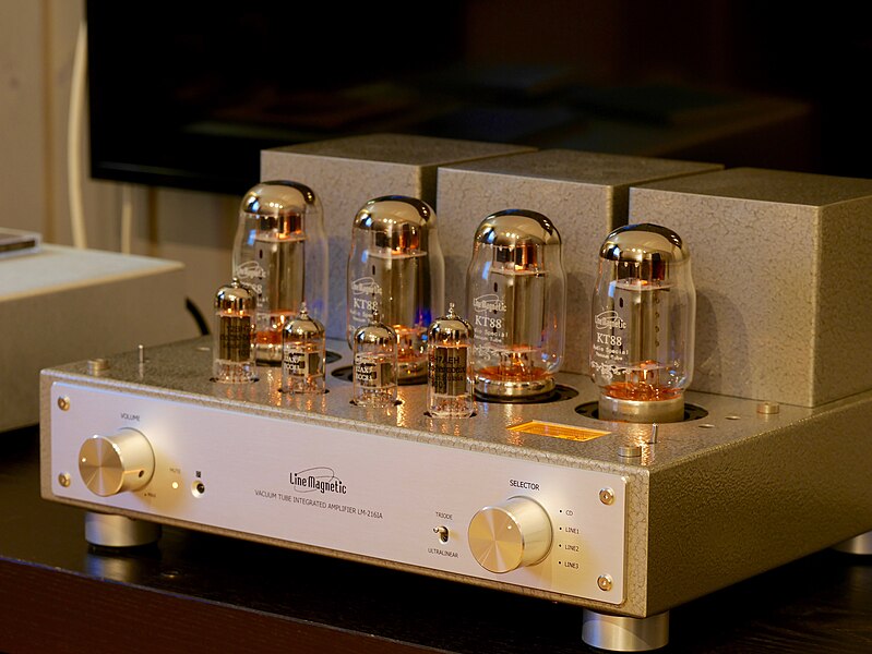 File:Line Magnetic LM-216IA tube amplifier (20959466818).jpg