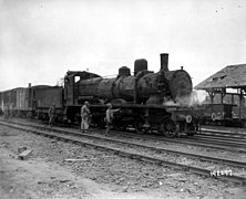 5 août 1944 : Locomotive américaine en tête d'un train de fret.