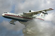 Eine Berijew Be-200 im Einsatz als Löschflugzeug