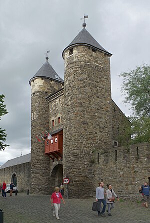 2 girls, 1 guy on a tour in Maastricht