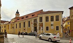 Barokní Vlašský špitál na Malé Straně založený italskými imigranty, dnes sídlo Italského kulturního institutu