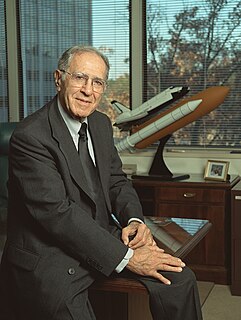 Alex McCool NASA manager (1923–2020)