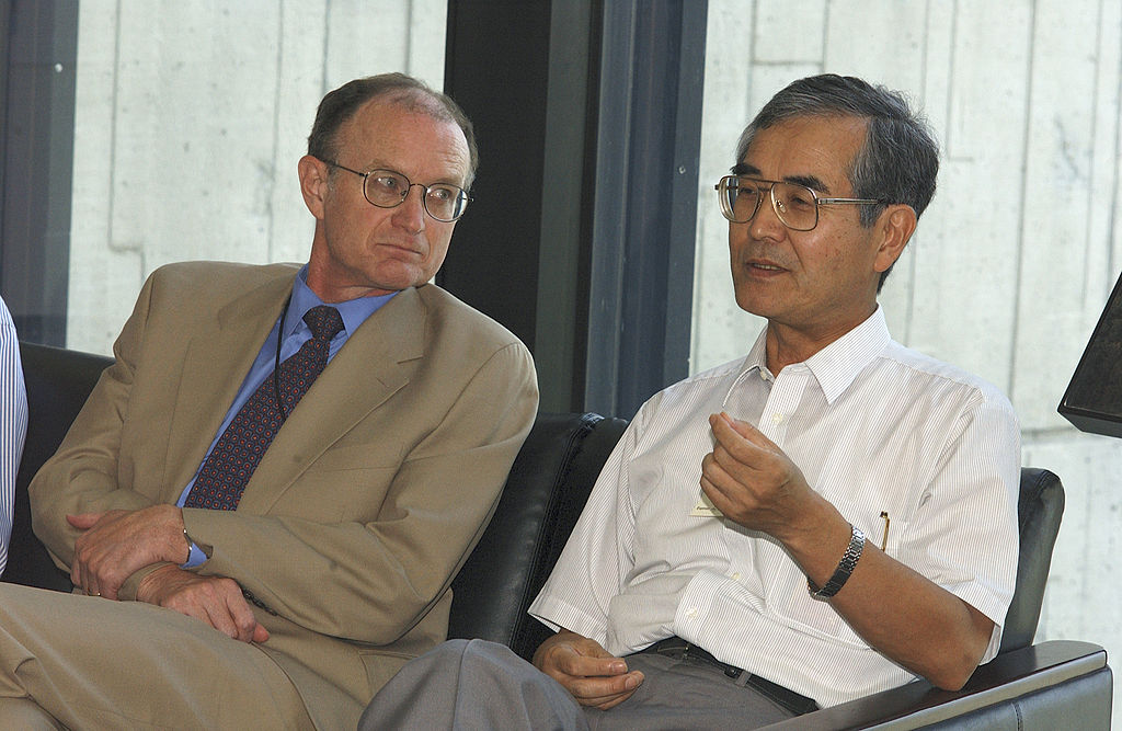 2003年8月15日、フェルミ国立加速器研究所所長マイケル・ウィズレル（左）と Wikipediaより