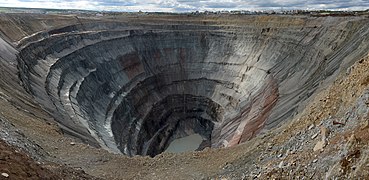معدن الماس میر، با عمق ۵۲۵ متر در منطقه سیبری در شرق روسیه واقع شده‌است.