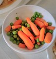 Mischgemüse aus Karotten und Erbsen