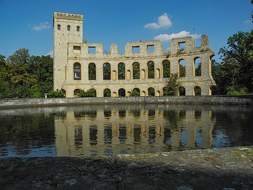 Ruinenberg nördlich von Schloss Sanssouci: Wasserbecken (vorne), Normannischer Turm und Ruine (Blick nordwärts)