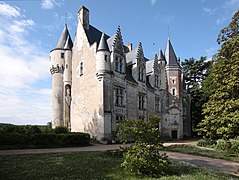Photographie en couleurs d'un château associant tours médiévales et lucarnes Renaissance.
