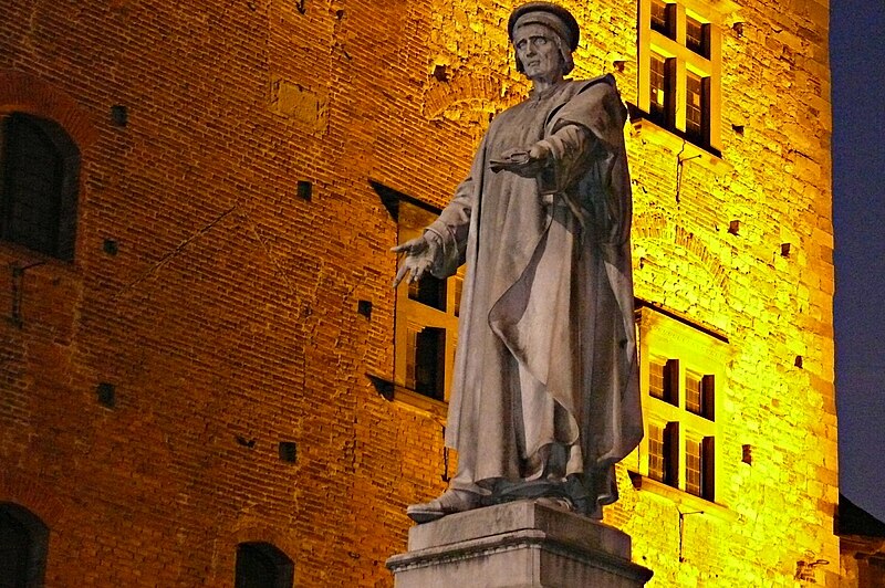 File:Monumento a Francesco di Marco Datini (Prato) - at night.jpg