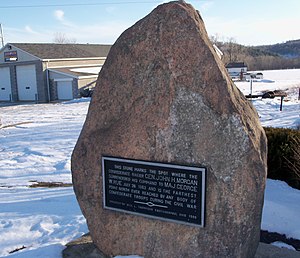 Karla kaplı çimenlikte duran granit taş.  taş üzerine alüminyum levha, kabartmalı harfler "Bu taş, konfederasyon akıncısı John H. Morgan'ın 26 Temmuz 1863'te komutasını Maj. George W. Rue'ya teslim ettiği noktayı işaret ediyor ve herhangi bir vücut tarafından kuzeyde ulaşılan en uzak nokta. İç Savaş sırasında Konfederasyon birlikleri. Will W. Thompson Doğu Liverpool, Ohio1909 tarafından dikildi"
