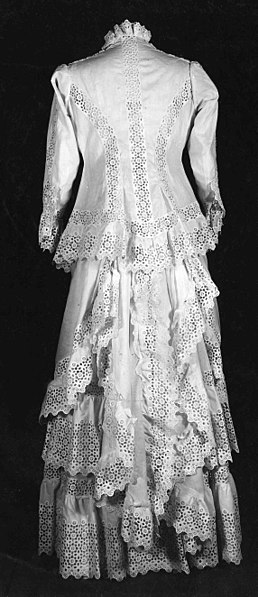 File:Morning dress MET 31.25 back bw.jpeg