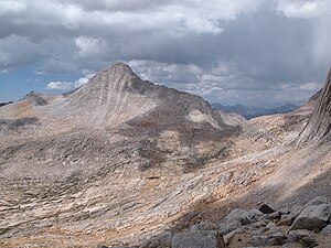 Mount Gabb, jak je patrné z východu