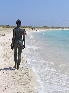 Sortie d'un des bains de boue sulfurée renommés, sur la plage nudiste de la petite île d'Espalmador, au nord de Formentera.