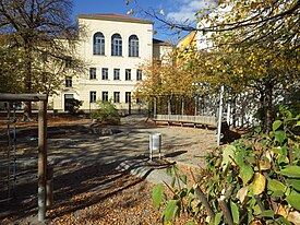 Nachbarschaftsschule Leipzig-Altlindenau mit Schulhof.jpg