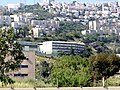 Nesher High School בית הספר התיכון המקיף של נשר מימינו הואדי המפריד בין שכונת תל חנן לשכונת בן דור מעל ומשמאל שכונת רמות יתחק