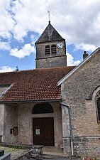 Auvent protégeant le portail latéral.