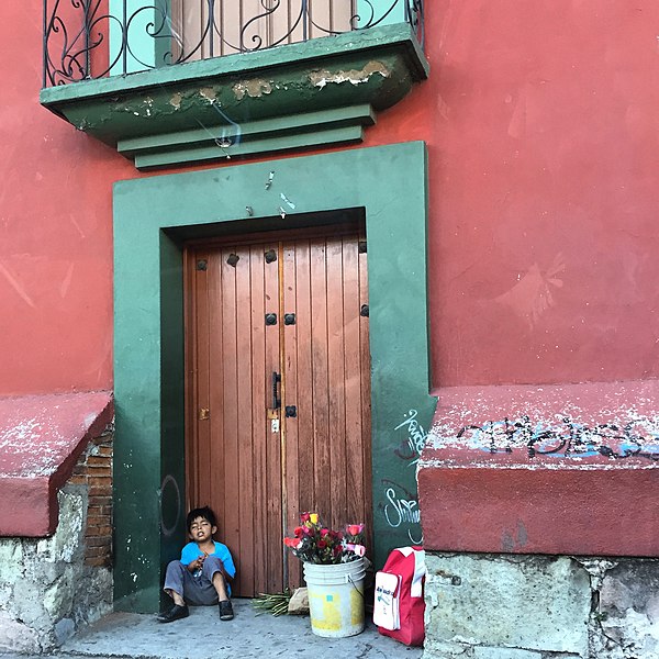 File:Niño Vendedor Durmiendo en callejón de Guanajuato.jpg