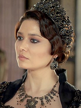 Нургюль Ешилчай в роли зрелой валиде-султан Кёсем-султан во втором сезоне сериала «Великолепный век. Империя Кёсем»