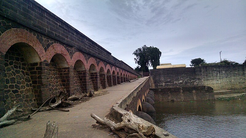 File:Oldest Dowlaiswaram Dam constructed By.jpg