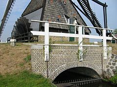 Le moulin au-dessus d'une voie d'eau.