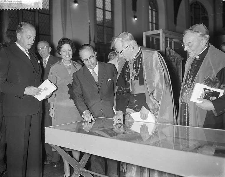 File:Opening tentoonstelling over Adrianus IV door Mgr B J Alfrink in het Centra, Bestanddeelnr 910-7086.jpg