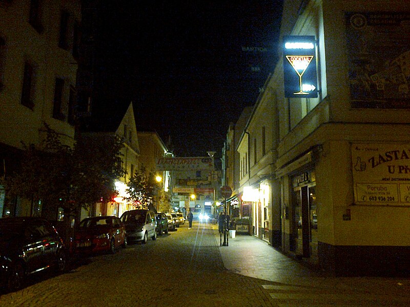 File:Ostrava, Stodolní v noci.jpg