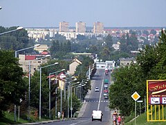 Ulica Opatowska w Ostrowcu Świętokrzyskim (fragment trasy europejskiej E371). W tle wieżowce na osiedlu Rosochy.