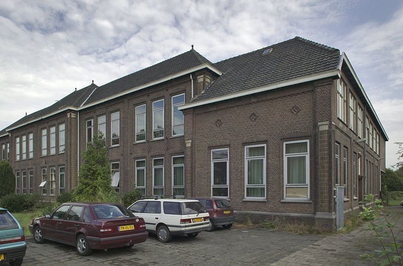 File:Overzicht rechter voorzijde schoolgebouw - Sittard - 20375584 - RCE.jpg