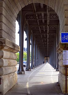 P1040958 Paris XV-XVI pont de Bir Hakeim rwk.jpg