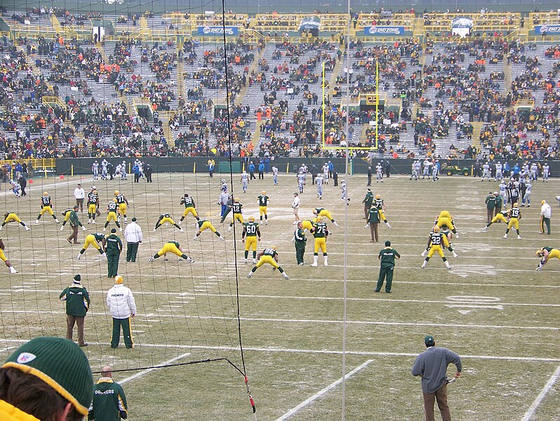 File:Packers at Lambeau Field.jpg