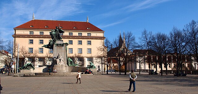 Palackého náměstí se sochou Františka Palackého a budovou ministerstva zdravotnictví