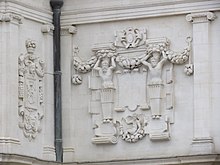 Photographie d'un décor sculpté sur la façade.