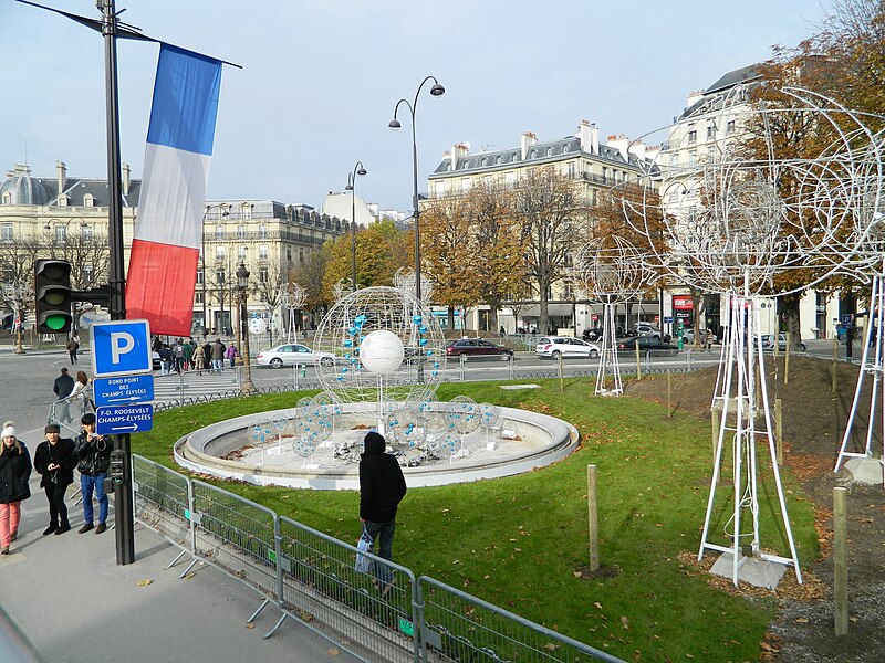 File:Paris 75008 Avenue des Champs-Elysées - rond-point 02.jpg