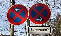 English: Two signs in Munich "no parking" at "Im Eichgehölz". Deutsch: Zwei Schilder "Parken verboten" und Feuerwehrzufahrt im Eigehölz.