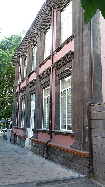 File:Parpetsi street (Yerevan) 07.jpg