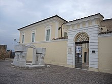 Ingresso al palazzo vescovile di Penne e la scultura di Pietro Cascella Porta dei Vestini, 2001