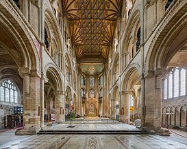 La nave central de la catedral de Peterborough tiene tres pisos que soportan un raro techo de madera que conserva su decoración original.
