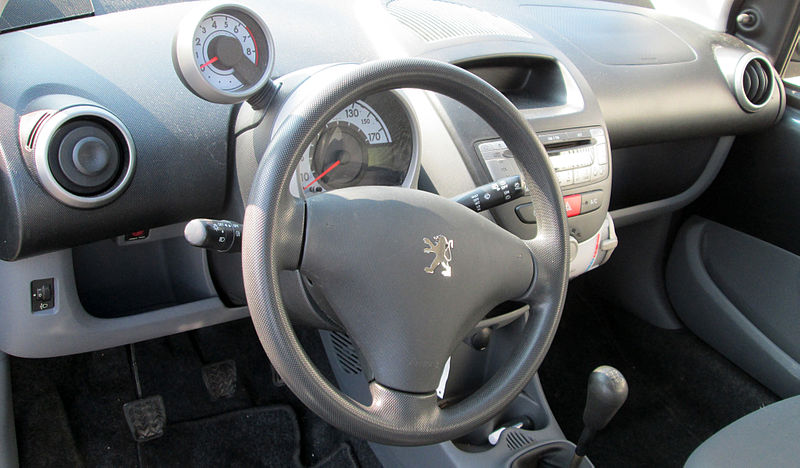 File:Peugeot 107 dashboard 20130304.jpg