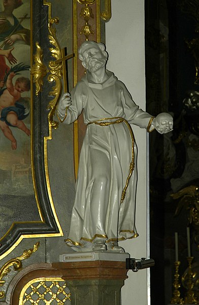 File:Pfarrkirche Ravelsb kl Seitenalt li Fig re.jpg