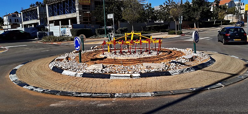 File:PikiWiki Israel 75817 hamashdada square in hod hasharon.jpg