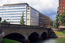 Pitkäsilta relie Unioninkatu et Siltasaarenkatu.