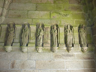 Statues d'apôtres, porche sud de l'église Saint-Pierre, Pleyber-Christ.