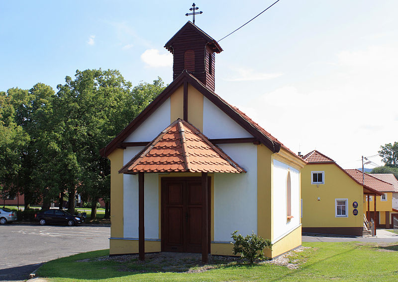 File:Podluhy, chapel.jpg