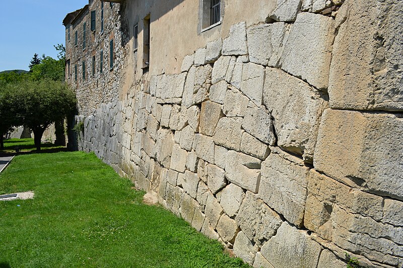 File:Polygonal masonry wall, Amelia, Italy.JPG