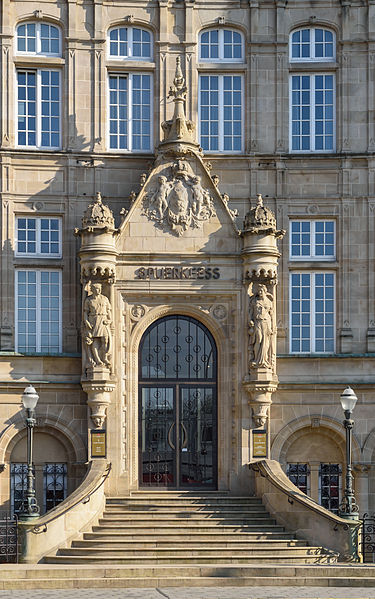 File:Portail Banque et caisse d'épargne de l'Etat place de Metz.jpg