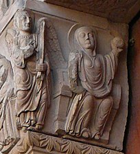 Chapiteau avec l'ange debout à un angle et la Vierge, assise, sur une face.